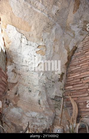 Kanab, Utah USA 13/8/2024. La grotta di Moqui era una volta utilizzata dagli Anasazi come rifugio o negozio di cibo, secondo gli scavi archeologici della zona. IO Foto Stock