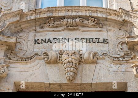 Historische Knaben-Schule in der Maximilianstraße in der Altstadt von Augsburg Historische Knaben-Schule in der Maximilianstraße in der Altstadt von A. Foto Stock