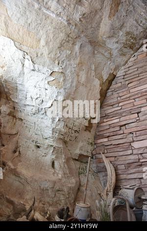 Kanab, Utah USA 13/8/2024. La grotta di Moqui era una volta utilizzata dagli Anasazi come rifugio o negozio di cibo, secondo gli scavi archeologici della zona. IO Foto Stock
