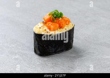 Ciotola di salmone hawaiana con avocado, vista dall'alto, sfondo grigio Foto Stock