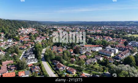 Wolfratshausen, Bayern, Deutschland 07. Settembre 2024: Ein Sommertag in Wolfratshausen Landkreis Bad Tölz-Wolfratshausen. Hier der Blick per Drohne auf die Stadt, Bayerisches Oberland, Blick Richtung Norden, Stadtblick *** Wolfratshausen, Baviera, Germania 07 settembre 2024 Una giornata estiva nel quartiere di Wolfratshausen Bad Tölz Wolfratshausen qui la vista in droni sulla città, Oberland bavarese, vista a nord, vista sulla città Foto Stock