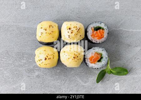 Delizioso sushi roll appena sfornato con maionese di granchio Philadelphia. Foto Stock