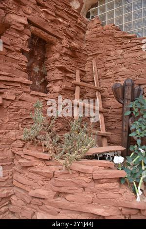 Kanab, Utah USA 13/8/2024. La grotta di Moqui era una volta utilizzata dagli Anasazi come rifugio o negozio di cibo, secondo gli scavi archeologici della zona. IO Foto Stock