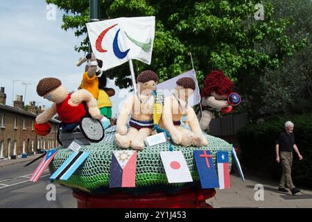 un box top a tema olimpico a twickenham, middlesex, inghilterra, in occasione dei giochi olimpici e paralimpici di parigi del 2024 Foto Stock