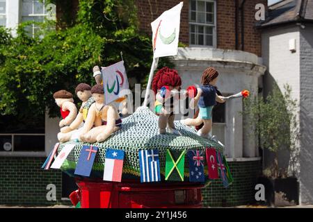 un box top a tema olimpico a twickenham, middlesex, inghilterra, in occasione dei giochi olimpici e paralimpici di parigi del 2024 Foto Stock