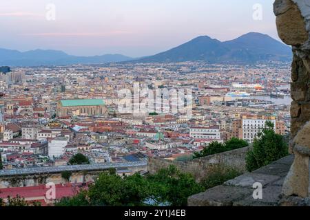NAPOLI, ITALIA - OTTOBRE 2019: Vista panoramica della città con il Vesuvio sullo sfondo a Napoli, Italia nell'ottobre 2019. Foto Stock