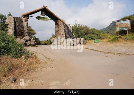 Sali a bordo e ingresso al Parco Nazionale Africano del Lago Manyara nella regione di Arusha in TANZANIA, cielo nuvoloso nel 2024 caldo e soleggiato giorno invernale a luglio. Foto Stock