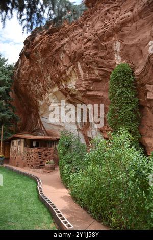 Kanab, Utah USA 13/8/2024. La grotta di Moqui era una volta utilizzata dagli Anasazi come rifugio o negozio di cibo, secondo gli scavi archeologici della zona. IO Foto Stock
