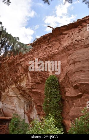 Kanab, Utah USA 13/8/2024. La grotta di Moqui era una volta utilizzata dagli Anasazi come rifugio o negozio di cibo, secondo gli scavi archeologici della zona. IO Foto Stock