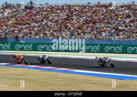 Misano Adriatico, Italia. 7 settembre 2024. Johann ZARCO (fra) - CASTROL Honda LCR alla curva 3 guidando un piccolo gruppo di altri due piloti che lo seguirono durante la gara Sprint del Gran Premio Red Bull di San Marino 2024 a Misano Adriatico (Italia). Crediti: Riccardo Righetti/Alamy Live News Foto Stock