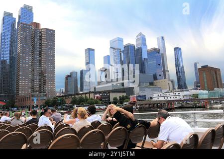 I passeggeri attendono la partenza del tour in barca Circle Line al molo 83 sul fiume Hudson al 43rs St. A Manhattan, New York City Foto Stock