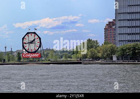 Il famoso orologio Colgate a Jersey City, New Jersey, sulle rive del fiume Hudson, preso dalla barca Circle Line. Foto Stock