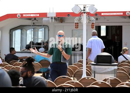 Guida turistica che descrive i luoghi di interesse durante il tour in barca Circle Line intorno all'isola di Manhattan, New York City Foto Stock