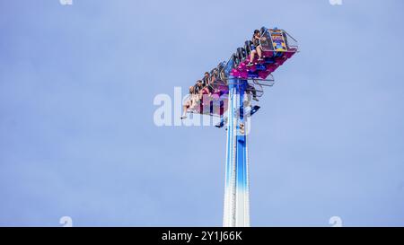 Barry Island, vale of Glamorgan, Galles - agosto 26 2024: Aerospaziale, la giostra più alta del Regno Unito può essere vista in alto nel cielo dall'altra parte di Barry. Foto Stock