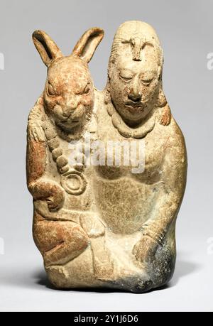 Dea della Luna e Coniglio intorno al 600–900 d.C. antica statuetta di terracotta Maya che mostra la dea della luna che ha dato alla luce la luna coniglio e spesso associata alla fertilità, ai cicli mestruali e lunari. Foto Stock