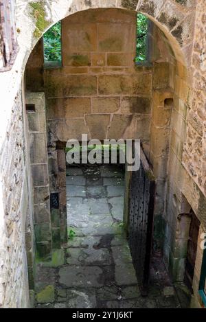 Ingresso porta in legno dell'antico castello di San Sebastián, famosa città turistica dei Paesi baschi nel nord-est della Spagna. Era robusto, ora Foto Stock