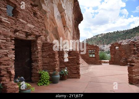 Kanab, Utah USA 13/8/2024. La grotta di Moqui era una volta utilizzata dagli Anasazi come rifugio o negozio di cibo, secondo gli scavi archeologici della zona. IO Foto Stock