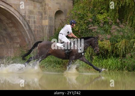 Tim Price cavalca vitali nella fase di cross country dei Defender Burghley Horse Trials a Burghley House vicino Stamford, nel Lincolnshire. Data foto: Sabato 7 settembre 2024. Foto Stock