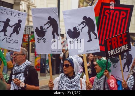 Londra, Regno Unito. 7 settembre 2024. I manifestanti passano attraverso Piccadilly. Migliaia di persone hanno marciato in solidarietà con la Palestina chiedendo un cessate il fuoco e chiedendo al governo britannico di fermare tutte le vendite di armi a Israele mentre la guerra a Gaza continua. Crediti: Vuk Valcic/Alamy Live News Foto Stock