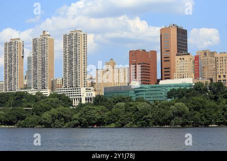 Edifici sulla sponda occidentale del fiume Hudson sul lato ovest superiore di Manhattan, New York Foto Stock