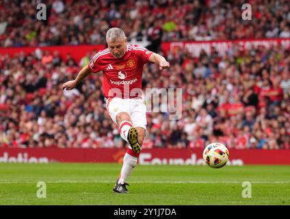 Denis Irwin del Manchester United Legends segna ai calci di rigore durante il Legends match all'Old Trafford, Manchester. Data foto: Sabato 7 settembre 2024. Foto Stock