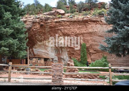 Kanab, Utah USA 13/8/2024. La grotta di Moqui era una volta utilizzata dagli Anasazi come rifugio o negozio di cibo, secondo gli scavi archeologici della zona. IO Foto Stock