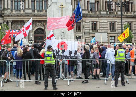 Glasgow, Regno Unito. 7 settembre 2024. Diverse migliaia di sostenitori pro-Palestina e pro-rifugiati tennero una manifestazione a George Square, Glasgow, Scozia, Regno Unito. C'è stata una controdimostrazione "Una forza per il bene” sostenitori, un gruppo di campagna pro-Regno Unito. Le due fazioni furono separate da una considerevole presenza della polizia. Un certo numero di agenti di polizia sono stati utilizzati per tenere in ostaggio i membri della "Brigata Verde" che si presentavano con giacche nere con cappuccio e maschere facciali. Crediti: Findlay/Alamy Live News Foto Stock