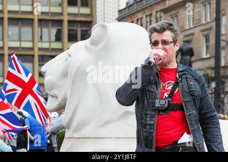 Glasgow, Regno Unito. 7 settembre 2024. Diverse migliaia di sostenitori pro-Palestina e pro-rifugiati tennero una manifestazione a George Square, Glasgow, Scozia, Regno Unito. C'è stata una controdimostrazione "Una forza per il bene” sostenitori, un gruppo di campagna pro-Regno Unito. Le due fazioni furono separate da una considerevole presenza della polizia. Un certo numero di agenti di polizia sono stati utilizzati per tenere in ostaggio i membri della "Brigata Verde" che si presentavano con giacche nere con cappuccio e maschere facciali. Crediti: Findlay/Alamy Live News Foto Stock