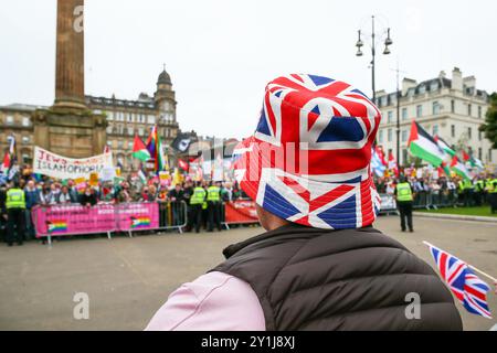 Glasgow, Regno Unito. 7 settembre 2024. Diverse migliaia di sostenitori pro-Palestina e pro-rifugiati tennero una manifestazione a George Square, Glasgow, Scozia, Regno Unito. C'è stata una controdimostrazione "Una forza per il bene” sostenitori, un gruppo di campagna pro-Regno Unito. Le due fazioni furono separate da una considerevole presenza della polizia. Un certo numero di agenti di polizia sono stati utilizzati per tenere in ostaggio i membri della "Brigata Verde" che si presentavano con giacche nere con cappuccio e maschere facciali. Crediti: Findlay/Alamy Live News Foto Stock