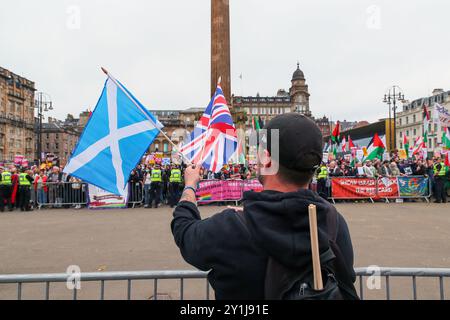 Glasgow, Regno Unito. 7 settembre 2024. Diverse migliaia di sostenitori pro-Palestina e pro-rifugiati tennero una manifestazione a George Square, Glasgow, Scozia, Regno Unito. C'è stata una controdimostrazione "Una forza per il bene” sostenitori, un gruppo di campagna pro-Regno Unito. Le due fazioni furono separate da una considerevole presenza della polizia. Un certo numero di agenti di polizia sono stati utilizzati per tenere in ostaggio i membri della "Brigata Verde" che si presentavano con giacche nere con cappuccio e maschere facciali. Crediti: Findlay/Alamy Live News Foto Stock