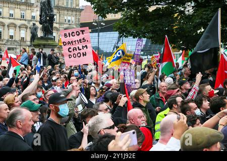 Glasgow, Regno Unito. 7 settembre 2024. Diverse migliaia di sostenitori pro-Palestina e pro-rifugiati tennero una manifestazione a George Square, Glasgow, Scozia, Regno Unito. C'è stata una controdimostrazione "Una forza per il bene” sostenitori, un gruppo di campagna pro-Regno Unito. Le due fazioni furono separate da una considerevole presenza della polizia. Un certo numero di agenti di polizia sono stati utilizzati per tenere in ostaggio i membri della "Brigata Verde" che si presentavano con giacche nere con cappuccio e maschere facciali. Crediti: Findlay/Alamy Live News Foto Stock