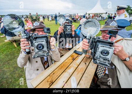 Goodwood, Regno Unito. 7 settembre 2024. Membri non ufficiali della PRESS corp - il revival di Goodwood - l'unico raduno storico di gare automobilistiche ad essere messo in scena interamente in un tema d'epoca, una coinvolgente celebrazione di auto e moda iconiche. Crediti: Guy Bell/Alamy Live News Foto Stock