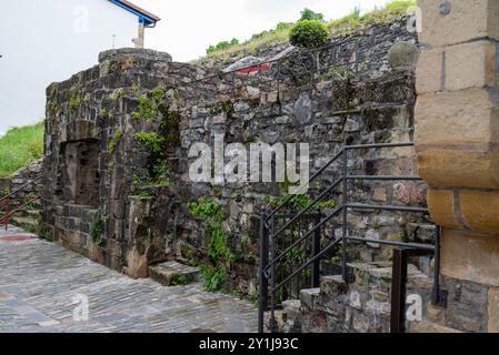 Porzione dell'antico castello nel centro di Hondarribia, situato sulla riva più lunga della foce del fiume Bidasoa, di fronte a Hendaye in Francia. E' proprio questo Foto Stock