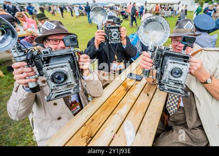 Goodwood, Regno Unito. 7 settembre 2024. Membri non ufficiali della PRESS corp - il revival di Goodwood - l'unico raduno storico di gare automobilistiche ad essere messo in scena interamente in un tema d'epoca, una coinvolgente celebrazione di auto e moda iconiche. Crediti: Guy Bell/Alamy Live News Foto Stock