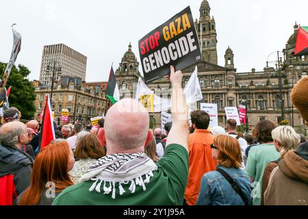 Glasgow, Regno Unito. 7 settembre 2024. Diverse migliaia di sostenitori pro-Palestina e pro-rifugiati tennero una manifestazione a George Square, Glasgow, Scozia, Regno Unito. C'è stata una controdimostrazione "Una forza per il bene” sostenitori, un gruppo di campagna pro-Regno Unito. Le due fazioni furono separate da una considerevole presenza della polizia. Un certo numero di agenti di polizia sono stati utilizzati per tenere in ostaggio i membri della "Brigata Verde" che si presentavano con giacche nere con cappuccio e maschere facciali. Crediti: Findlay/Alamy Live News Foto Stock