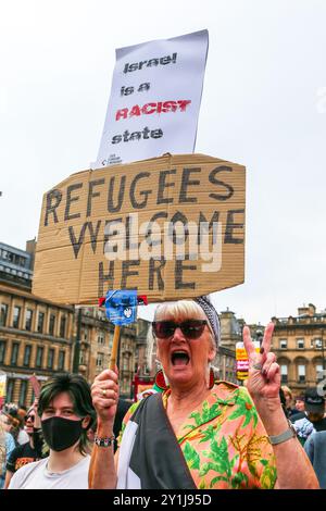 Glasgow, Regno Unito. 7 settembre 2024. Diverse migliaia di sostenitori pro-Palestina e pro-rifugiati tennero una manifestazione a George Square, Glasgow, Scozia, Regno Unito. C'è stata una controdimostrazione "Una forza per il bene” sostenitori, un gruppo di campagna pro-Regno Unito. Le due fazioni furono separate da una considerevole presenza della polizia. Un certo numero di agenti di polizia sono stati utilizzati per tenere in ostaggio i membri della "Brigata Verde" che si presentavano con giacche nere con cappuccio e maschere facciali. Crediti: Findlay/Alamy Live News Foto Stock