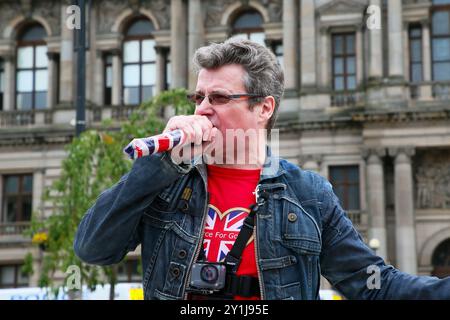 Glasgow, Regno Unito. 7 settembre 2024. Diverse migliaia di sostenitori pro-Palestina e pro-rifugiati tennero una manifestazione a George Square, Glasgow, Scozia, Regno Unito. C'è stata una controdimostrazione "Una forza per il bene” sostenitori, un gruppo di campagna pro-Regno Unito. Le due fazioni furono separate da una considerevole presenza della polizia. Un certo numero di agenti di polizia sono stati utilizzati per tenere in ostaggio i membri della "Brigata Verde" che si presentavano con giacche nere con cappuccio e maschere facciali. Crediti: Findlay/Alamy Live News Foto Stock