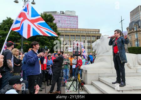 Glasgow, Regno Unito. 7 settembre 2024. Diverse migliaia di sostenitori pro-Palestina e pro-rifugiati tennero una manifestazione a George Square, Glasgow, Scozia, Regno Unito. C'è stata una controdimostrazione "Una forza per il bene” sostenitori, un gruppo di campagna pro-Regno Unito. Le due fazioni furono separate da una considerevole presenza della polizia. Un certo numero di agenti di polizia sono stati utilizzati per tenere in ostaggio i membri della "Brigata Verde" che si presentavano con giacche nere con cappuccio e maschere facciali. Crediti: Findlay/Alamy Live News Foto Stock