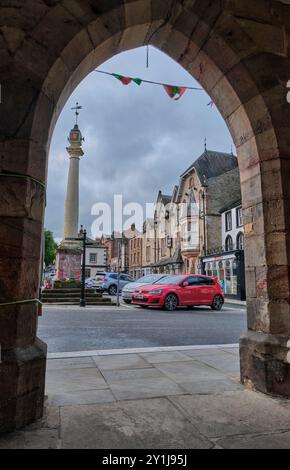 Low Cross, vista dai Chiostri, al Low End di Boroughgate, Appleby-in-Westmorland, Cumbria Foto Stock