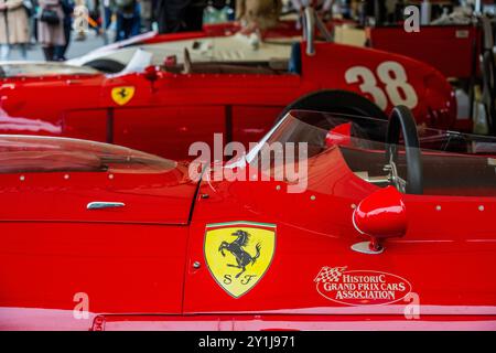 Goodwood, Regno Unito. 7 settembre 2024. Le Ferrari sono preparate nei paddock per le gare di domani - il revival di Goodwood - l'unico raduno storico di gare automobilistiche ad essere messo in scena interamente in un tema d'epoca, una coinvolgente celebrazione di auto e moda iconiche. Crediti: Guy Bell/Alamy Live News Foto Stock