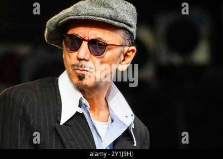 DEXY'S MIDNIGHT RUNNERS, CONCERTO, GREEN MAN FESTIVAL 2012: Kevin Rowland dalle leggende pop britanniche Dexy's Midnight Runners che suonano dal vivo sul Mountain Stage al Green Man Festival 2012 al Glanusk Park, Brecon, Galles, agosto 2012. Foto: Rob Watkins. INFO: Dexy's, originariamente conosciuto come Dexys Midnight Runners, è un gruppo musicale britannico famoso per il loro eclettico mix di influenze soul, pop e folk celtiche. Noti per successi come "come On Eileen", il loro suono energico unisce la strumentazione di ottone a testi emozionali e socialmente consapevoli. Foto Stock