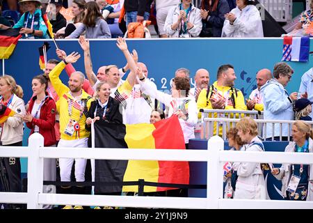 Parigi, Francia. 7 settembre 2024. I fan belgi partecipano alla cerimonia del podio del Dressage Grade V, evento equestre Grand Prix Freestyle test, il giorno 11 dei Giochi Paralimpici estivi 2024 a Parigi, in Francia, sabato 07 settembre 2024. Le 17 Paralimpiadi si svolgeranno dal 28 agosto all'8 settembre 2024 a Parigi. BELGA PHOTO LAURIE DIEFFEMBACQ credito: Belga News Agency/Alamy Live News Foto Stock