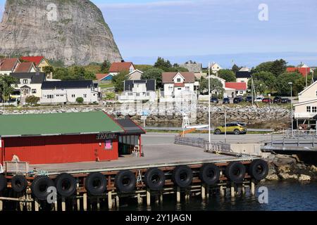 Vista del più antico villaggio di pescatori della Norvegia, Traena Foto Stock