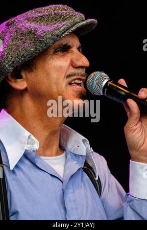 DEXY'S MIDNIGHT RUNNERS, CONCERTO, GREEN MAN FESTIVAL 2012: Kevin Rowland dalle leggende pop britanniche Dexy's Midnight Runners che suonano dal vivo sul Mountain Stage al Green Man Festival 2012 al Glanusk Park, Brecon, Galles, agosto 2012. Foto: Rob Watkins. INFO: Dexy's, originariamente conosciuto come Dexys Midnight Runners, è un gruppo musicale britannico famoso per il loro eclettico mix di influenze soul, pop e folk celtiche. Noti per successi come "come On Eileen", il loro suono energico unisce la strumentazione di ottone a testi emozionali e socialmente consapevoli. Foto Stock