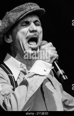 DEXY'S MIDNIGHT RUNNERS, CONCERTO, GREEN MAN FESTIVAL 2012: Kevin Rowland dalle leggende pop britanniche Dexy's Midnight Runners che suonano dal vivo sul Mountain Stage al Green Man Festival 2012 al Glanusk Park, Brecon, Galles, agosto 2012. Foto: Rob Watkins. INFO: Dexy's, originariamente conosciuto come Dexys Midnight Runners, è un gruppo musicale britannico famoso per il loro eclettico mix di influenze soul, pop e folk celtiche. Noti per successi come "come On Eileen", il loro suono energico unisce la strumentazione di ottone a testi emozionali e socialmente consapevoli. Foto Stock