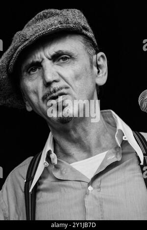 DEXY'S MIDNIGHT RUNNERS, CONCERTO, GREEN MAN FESTIVAL 2012: Kevin Rowland dalle leggende pop britanniche Dexy's Midnight Runners che suonano dal vivo sul Mountain Stage al Green Man Festival 2012 al Glanusk Park, Brecon, Galles, agosto 2012. Foto: Rob Watkins. INFO: Dexy's, originariamente conosciuto come Dexys Midnight Runners, è un gruppo musicale britannico famoso per il loro eclettico mix di influenze soul, pop e folk celtiche. Noti per successi come "come On Eileen", il loro suono energico unisce la strumentazione di ottone a testi emozionali e socialmente consapevoli. Foto Stock