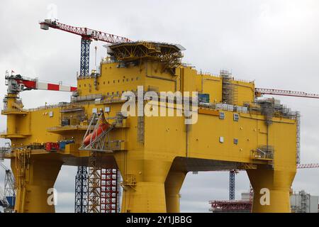 Piattaforma di conversione nel porto di Haugesund, Norvegia Foto Stock