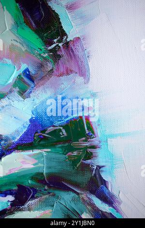Pittura astratta con colori vivaci che raffigurano forme e movimenti dinamici su tela in un ambiente artistico da studio Foto Stock