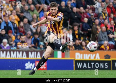 Bradford, Regno Unito. 7 settembre 2024. Valley Parade, Bradford, Inghilterra, 7 settembre 2024: Richie Smallwood (6 Bradford City) controlla la palla durante la partita EFL Sky Bet League Two tra Bradford City e Carlisle United alla Valley Parade di Bradford, Inghilterra, il 7 settembre 2024. (Sean Chandler/SPP) credito: Foto SPP Sport Press. /Alamy Live News Foto Stock