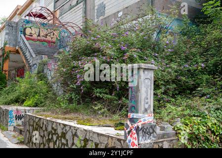 Edificio abbandonato, sporco e sporco pieno di graffiti multicolori. Presa a Bilbao, nella provincia di Biscaglia, nel nord-est della Spagna. Foto Stock